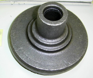 Manufactura de acero sin alear con forma de dos anillos cilíndricos superpuestos, con el mismo eje y diámetro interior común de 25 mm.
El diámetro exterior de un cilindro es de 140 mm y del otro 45 mm. La altura total de la pieza es de 7,5 mm. Se obtiene por forja mediante un martillo pilón. Para su utilización se somete a trabajos mecánicos después de su importación.