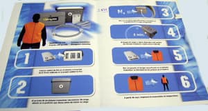 Equipo de refrigeración compuesto por:

-sistema transmisor consistente en un recipiente de plástico que dispone en su interior de tres compartimentos en los cuales se colocan las cuatro unidades de frío o petacas, para lo que dispone de inyectores con válvulas, tubos de distribución y de un dispositivo cargador de nitrógeno, así como de un soplador de aire con su batería recargable de 12 V y un pulsador;

-unidades de frío o petacas consistentes en unas bolsas de plástico con dos válvulas por las que se conecta al sistema transmisor, en su interior se encuentra un líquido eutéctico y un circuito interno de acero inoxidable por donde se introduce el nitrógeno;

-manguera de conexión con boquillas roscadas en sus extremos para unir el sistema transmisor con el depositó criogénico; y

-chaleco de tejido (nailon, algodón, PVC y EVA) con cierre de cremallera y velcro de ajuste en el cual se introducen las cuatro unidades de frío.

El sistema transmisor, con una carga inicial de 0,5 kg de nitrógeno, y con las cuatro unidades de frío en su interior, se conecta a un depósito criogénico de tamaño pequeño o medio por medio de la manguera e inyecta una burbuja de aire mediante el soplador, lo que aumenta la temperatura interna del nitrógeno líquido provocando su ebullición. Esto aumenta la presión interna, extrayendo nitrógeno a baja presión como consecuencia del efecto sifón que se produce, iniciándose de esta forma la carga de las unidades de frío o petacas, en las que el nitrógeno se introduce por la válvula de entrada, para posteriormente recorrer el circuito interno enfriando el gel contenido en la petaca saliendo a través de otra válvula. No hay contacto directo entre el nitrógeno y el líquido eutéctico contenido en la petaca. Este proceso se mantiene durante un tiempo comprendido entre dos y tres minutos, sin que exista regulación interna de la temperatura de las petacas. Una vez transcurrido dicho tiempo de carga se introducen las petacas en la prenda de vestir momento a partir del cual el gel comienza a calentarse por un proceso de conducción térmica natural durante un período aproximado de cuatro horas.

El chaleco refrigerado con las petacas está destinado a su uso por bomberos, deportistas o personas que trabajen en ambientes con altas temperaturas.

Se presenta para su venta en conjunto.