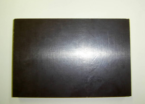Tablero contrachapado constituido por once capas de madera de Pino. Las dos capas exteriores están recubiertas de papel de color impregnado en resinas fenólicas y las capas intermedias tienen un espesor que puede variar de 1,2mm a 3mm cada una. Las capas son prensadas y encoladas formando el tablero.
Las medidas del tablero son las siguientes: 
Largo: Desde 1250mm hasta 3100mm.
Ancho: Desde 600mm hasta 1550mm.
Grueso: Aproximadamente 18 mm.
El tablero se utiliza para la realización de cajas, y para la construcción.