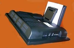 Maquina automática para el tratamiento o procesamiento de datos que incluye en la misma envoltura la unidad central de proceso, una pantalla de cristal líquido de 17 pulgadas con 1440 x 990 píxeles de resolución, altavoces, lector de DVD con función de grabación, lector de tarjetas etc. Presenta un procesador de doble núcleo, un disco duro 120 GB, una memoria RAM de 2 GB DDR2,  dos conectores PS/2, un conector VGA, 6 conectores USB y una tarjeta de red inalámbrica. Se presenta con teclado y ratón independientes adecuados para conectarse a los conectores PS/2 y sistema operativo instalado.