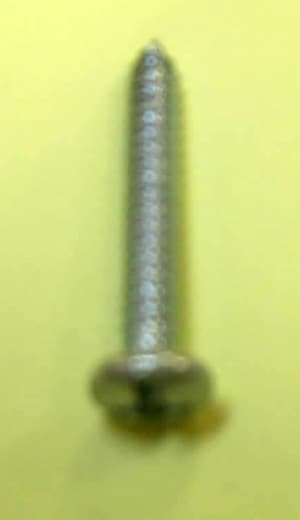 Tornillo cilíndrico, roscado, de acero cincado, con cabeza abombada con ranura en cruz, con una longitud de 30 mm y un espesor de espiga de 5 mm. Tiene una resistencia a la tracción inferior a 800 Mpa.
Se presenta para su venta al por menor en cajas de 250piezas y cajones de 5000 piezas.