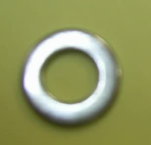 Arandela plana de acero cincado, con diámetro exterior de 16 mm y diámetro interior de 8 mm. Se utiliza en instalaciones de fontanería para evitar el rozamiento entre partes metálicas.
Se presenta para su venta al por menor en cajas de 200 piezas y cajones de 2500 piezas.