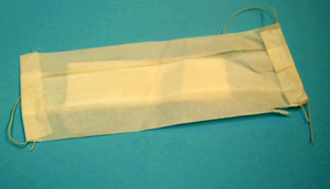 Mascarilla desechable de papel de uso higiénico, con  perfil rectangular y unas dimensiones aproximadas de 18  centímetros de largo por 7 centímetros de ancho. Presenta un pliegue central y dos gomas elásticas en sus laterales para sujetarla a las orejas. Se presentan en cajas de 100 unidades embaladas en recipientes con 10.000 unidades.