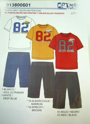 Bermudas, de punto, de algodón 100%. De color marrón. Cubre la parte inferior del cuerpo, desde la cintura, envolviendo cada pierna por separado y llegando por debajo de la rodilla. Se ciñe a la cintura mediante un elástico incluido en el dobladillado de la parte superior y un cordón. Presenta dos bolsillos tipo parche en la parte trasera, otros dos iguales en los laterales, con cierre de solapa y velcro, y dos tipo sobre en la parte delantera. Tiene unas letras en el bolsillo trasero izquierdo. Las perneras van rematadas con un dobladillo. 

Se presenta con una camiseta de manga corta de color naranja en un único embalaje (bolsa de plástico). Talla 8 años.