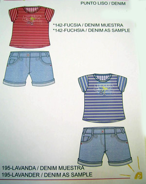 Short de tejido Denim (98,5% algodón y 1,5% elastano) para niña. De color azul. Cubre la parte inferior del cuerpo, desde la cintura, envolviendo cada pierna por separado sin llegar a la rodilla. Presenta dos bolsillos abiertos tipo parche en la parte trasera, y dos más abiertos tipo sobre en la parte delantera. Los bolsillos llevan remaches en las esquinas. Las perneras van rematadas con un dobladillo. La cintura se abrocha por delante derecha sobre izquierda, mediante un botón. Lleva una cremallera cubierta por una solapa en el centro de la parte delantera. Con trabillas en la cintura.  

Se presenta con una camiseta de manga corta de color fucsia con líneas blancas y verdes en un único embalaje (bolsa de plástico). Talla 2 años.