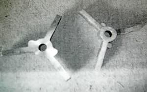 Pieza de acero aleado obtenida por fundición de microfusión (moldeo), con forma de estrella. Está constituida por una parte central circular, de 61 mm de diámetro exterior, con un orificio circular en el centro, de 24 mm de diámetro interior, y tres brazos con una longitud aproximada de 105 mm cada uno. Está diseñada para fabricar pinzas extractoras para máquinas con función propia de la partida 8479.