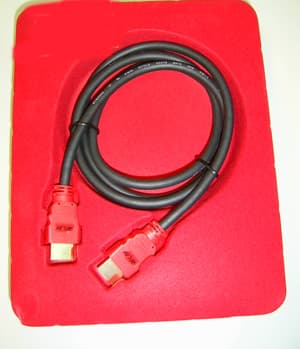 Cable eléctrico para una tensión inferior a 1000V provisto en cada extremo de un conector Está diseñado para transmitir señales de audio digital y de video de alta definición y se utiliza para conectar dispositivos compatibles a la consola de video juegos. Tiene unas medidas de 120cm.
Se presenta para su venta al por menor en un blister de plástico dentro de una caja de cartón.