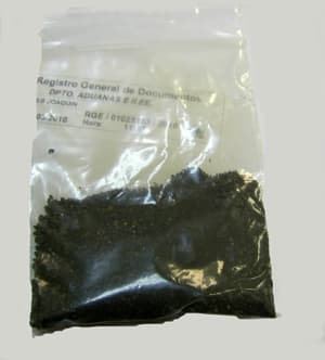 Mineral de consistencia granulosa y color negro que solo ha sufrido un proceso de molido (también puede presentares en forma de piedras de entre 2 y 8 centímetros de grosor si no se ha molido) cuyo componente principal es la ferrocolumbita (suma de los óxidos de niobio y tantalio). Se importara por vía aérea, envasado en sacos de rafia plastificada, entre 25 o 30 kilogramos de peso por saco, y se destina a la extracción de niobio y tantalio refinados.