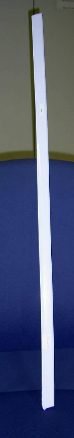 Embellecedor de aluminio anodizado destinado a colocarse sobore los perfiles utilizados para crear estanquidad en las puertas de los vehículos automóviles. Tiene una forma rectangular y unas medidas de 1100 x 30 x 2 mm.