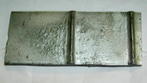 Fleje de acero aleado, laminado en caliente y galvanizado en caliente por inmersión, con unas medidas de 4 mm de espesor, 50 mm de anchura, y una longitud variable entre 3 y 12 m. Tiene relieves transversales en ambas caras y se utiliza para el reforzamiento de estructuras en obras públicas.