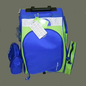 Maleta con ruedas. Con la superficie exterior de materia textil fabricada en tejido (Ecoalf 1.0), 100% poliéster reciclado a partir de botellas de agua de plástico pet. La maleta se abre en vertical mediante cremallera, tiene cuatro compartimentos y dos asas, una de ellas extensible. Incorpora en cada lateral un bolsillo exterior, siendo uno de ellos utilizado como soporte para botella.
Se presenta para su venta al público con una bolsa con parte superior transparente para llevar en el asa extensible, una bolsa de rejilla para ropa sucia cosida a la base de la maleta, una bolsa para zapatos (40x 60cm), un neceser con gancho para colgar y una bolsa con bandolera.