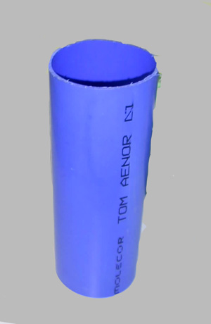 Tubería de estructura laminar sin soldaduras elaborada con policloruro de vinilo orientado (PVC-0) destinada a la conducción de agua a presión. Presenta en uno de sus extremos una copa o embocadura que aloja una junta de estanqueidad compuesta por una parte de caucho (EPDM) y otra de polipropileno, junta que está integrada a la tubería y no se puede retirar con facilidad. Se presenta en longitudes de 6 metros y con diferentes diámetros.