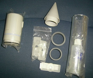 Surtido acondicionado para la venta al por menor compuesto por: Una
bomba de vacío de absorción con un motor eléctrico, un cilindro desmontable, un gel sellador lubricante, dos anillos de amortiguación, tres anillos de constricción y un sistema cónico para encajar los anillos de constricción.
La bomba de vacío a través del motor eléctrico succiona el aire  del cilindro y provoca erección del pene.
El motor eléctrico funciona a pilas y la bomba de vacío  se presenta para su venta al por menor en una bolsa que se cierra con cremallera.