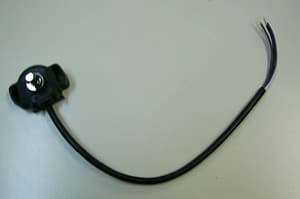Sensor rotativo utilizado para convertir la posición angular de un eje en una señal analógica proporcional a la posición absoluta del eje, para lo que utiliza una pastilla semiconductora de efecto Hall, un imán, una pantalla obturadora, un eje, un conector y la electrónica de control asociada.

Este dispositivo se utiliza en robótica, equipos industriales, de climatización, en la industria naval, automoción (sensor de pedal del freno, de la posición de mariposa del carburador, válvulas, suspensión), etc.