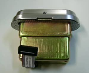 Modulo lector de la banda magnética de las tarjetas utilizadas en cerraduras electrónicas, compuesto básicamente por un cabezal lector de banda magnética, diodos LED indicadores y un conductor plano flexible que conecta este modulo con el que controla la cerradura y un conector para la señal procedente del programador portátil. El conjunto se aloja en una carcasa metálica y externamente dispone de una funda de zamak (aleación de zinc, aluminio, magnesio y cobre) con una abertura para introducir la tarjeta. Se fija a la cerradura mediante dos tornillos.

Dimensiones máx: 95x 71 x 44 mm