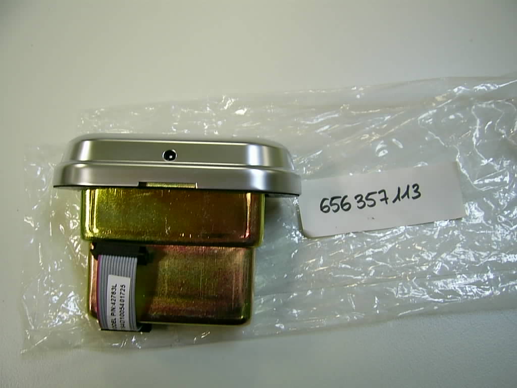 Modulo lector dual de tarjetas de banda magnética o de chip utilizadas en cerraduras electrónicas, compuesto básicamente por dos cabezales lectores (uno de chip y otro de banda magnética), unos diodos  LED indicadores de señal, un conductor plano flexible que conecta este modulo con el modulo que controla la cerradura y un conector para la señal procedente del programador portátil. El conjunto se aloja en una carcasa metálica y externamente dispone de una funda de zamak (aleación de zinc, aluminio, magnesio y cobre) con una abertura para introducir la tarjeta. Se fija a la cerradura mediante dos tornillos.

Dimensiones máx: 95x 71 x 44 mm