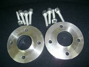 Disco de aluminio con un espesor de 20 mm y un diámetro de 148 mm que tiene un hueco circular en el centro de 65 mm de diámetro con un borde en una de las caras, y cuatro agujeros de 8 mm de diámetro. Se utiliza para separar las ruedas de los automóviles y dar una sensación de mayor tamaño. Se presenta en una caja con dos unidades y ocho tornillos de acero con cabeza hexagonal y unas medidas aproximadas de 73 mm de largo y 7 mm de diámetro en el esparrago.