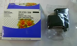 Cartucho de tinta de color negro para una impresora de chorro de tinta. Tiene un envase de plástico moldeado con una forma determinada, un cabezal de impresión y un circuito integrado que suministra información a la máquina. Se presenta para su venta al por menor en un envase de plástico herméticamente cerrado dentro de una caja de cartón.