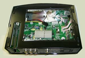 Dispositivo multifuncional cuyas aplicaciones son las siguientes:
- Decodificación de señales digitales de televisión (TDT, satélite y cable);
- Grabación y reproducción de programas de televisión, control de la programación de todas las cadenas, emisoras de televisión en tiempo y grabación real;
- Recepción de imágenes y sonido procedentes de las emisoras de televisión, vía Internet;
- Visualización a través del televisor de resúmenes de la programación de todas las cadenas de televisión con diversas opciones (según temática, según cadenas...);
- Servicio de videoclub on-line a la carta de películas, previo pago para hacer efectiva cada visualización;
- Navegación en paginas web.
- Servidor de ficheros en red;
- Gestor de descargas P2P; y 
- Ejecución de todo tipo de programas instalados por el usuario: juegos, noticias, multimedia, etc.
requiere para su correcto funcionamiento de:
1. Caja o chasis, de plástico, que reúna todos los componentes;
2. Interfaces para conexiones externas (Puertos USB, entrada de Ethernet, conexión para video/DVD, conexión WIFI).
3. Placa base con sistema de arranque (Boot-Loader) y sistema operativo (Linux).
4. Sintonizador o sintonizadores TDT, satélite y TV por cable (DVB-C)
5. Software; y
6. Disco duro multimedia interno o externo.
El aparato se presenta sin el sintonizador o sintonizadores de televisión, software ni disco duro.
Para su venta al publico necesita:
- Instalación de un disco duro, solo en algunos modelos;
- Incorporación en la placa base de la tarjeta sintonizadora;
- Instalación de una tarjeta PCI de interconexión de componentes periféricos a la placa base;
- Incorporación de todos los elementos y dispositivos necesarios para permitir una conexión inalámbrica (set de servicio WIFI);
- Instalación del software que confiere al producto las funcionalidades señaladas anteriormente;
- Trabajos de verificación funcional, control de calidad y registro del número de serie y modelo; y
- Empaquetado.