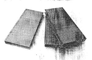 Grapa, para madera, en forma de U, de hierro, obtenida por trefilado de alambre, de un diámetro de alambre de 1,5mm y una longitud de patilla (profundidad) que varía de 18mm a 55mm. Tiene una anchura interior y exterior de lado a lado de 7,6mm y 10,65mm respectivamente.
Se presenta para su venta al por menor en tiras de 75 grapas.