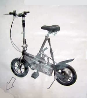 Bicicleta equipada con un motor eléctrico de 180 W que está alimentado con una batería de litio o de plomo. Es plegable, tiene acelerador, y admite una carga máxima de 100 kg. Se presenta para su venta al por menor envasada en una caja de cartón con un peso bruto de 23 ó 25 kg.