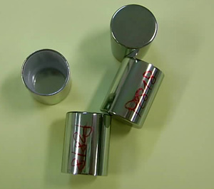 Tapón de aluminio para frascos de perfume con forma cilíndrica y hueca. Tiene unas medidas de 23 mm de longitud y un diámetro de 17,7 mm. La pared interior está recubierta de una capa de plástico que está parcialmente roscada.