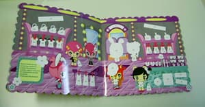 Surtido embalado en una bolsa de plástico que contiene: Un álbum y un sobre de plástico. 
El álbum es de papel y sirve para pegar las pegatinas.
El sobre es de plástico y contiene:
Dos hojas de papel (9,7cm x 6,5 cm) con 8 pegatinas planas en cada una.
Una hoja de plástico (9,7cm x 6,5 cm) con 8 pegatinas 3 D.
Una hoja de papel (9,7cm x 6,5 cm) para colorear.
Son coleccionables, representan figuras no humanas con sus accesorios.