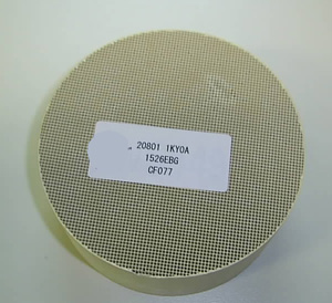 Preparación catalítica con elementos del grupo del platino (platino y rodio) como sustancia activa presentado en un soporte cerámico cilíndrico de cordierita perforado, para reducir o neutralizar las emisiones de dióxido de carbono, hidruros de carbono y óxidos de nitrógeno de los gases de escape de los motores de combustión interna de vehículos automóviles.