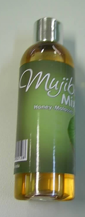 Mezcla a base de sustancias aromáticas, melazas, glicerina etc. que se presenta en forma de líquido y envasada en botellas de plástico con 100 mililitros de contenido neto y diferentes aromas. Se destina a utilizarse con el tabaco o mezcla herbal que se fuman en pipa de agua (unos 10 ml. como máximo cada 50 gramos de tabaco) a los que debe añadirse 24 horas antes de su consumo.