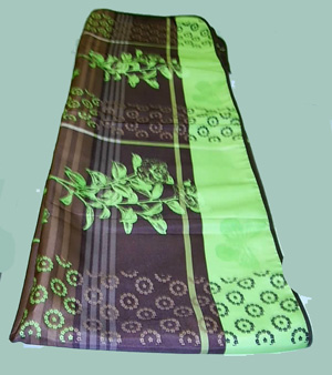 Ropa de mesa. Mantel hecho de tejido no de punto, de fibra sintética (100% poliéster). Ribeteado en todo su contorno con una cinta de materia textil mediante costura. Forma rectangular. Medidas 150 x 240 cm.