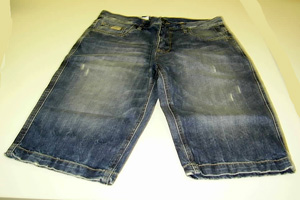 Pantalón vaquero corto de hombre de color azul hecho con tejido de trama y urdimbre de algodón 100% tipo denim. Cubre la parte inferior del cuerpo desde la cintura, envolviendo cada pierna por separado hasta por debajo de las rodillas. Presenta abertura delantera, cerrada de izquierda sobre derecha, mediante cremallera y botón. 

Lleva seis bolsillos, tres delanteros y tres traseros. Las diferentes piezas de la prenda van unidas mediante costura con hilo.