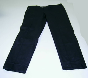 Pantalón largo de mujer de color negro hecho con tejido de trama y urdimbre de algodón (97%) y elastano (3%). Cubre la parte inferior del cuerpo desde la cintura, envolviendo cada pierna por separado hasta los tobillos. Presenta abertura delantera, cerrada de izquierda sobre derecha, mediante cremallera y botón, pero el corte de la prenda indica manifiestamente que ha sido concebida para mujer. 

Lleva cuatro bolsillos, dos delanteros y dos traseros. Las diferentes piezas de la prenda van unidas mediante costura con hilo.