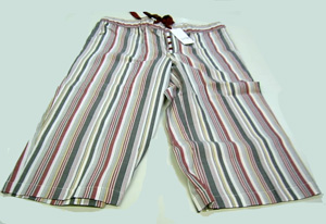 Pantalón corto de mujer de rayas de diferentes colores hecho con tejido de algodón (100%). Cubre la parte inferior del cuerpo desde la cintura, envolviendo cada pierna por separado hasta cubrir las rodillas. No presenta abertura delantera. Lleva una falsa bragueta con botones. Se ciñe a la cintura mediante una cinta que se ata. 

No lleva bolsillos. Las diferentes piezas de la prenda van unidas mediante costura con hilo.