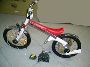 Bicicleta con cojinetes de bolas, para niños con las siguientes características:
Está fabricado a en aluminio.
Manillar con timbre y sillín, ambos de altura, regulable.
Dispone de freno delantero (de llanta -VBRAKE) y de contrapedal (en la rueda trasera).
Ruedas de 18“.
El mecanismo de pedal, los pedales y la cadena, se presentan desmontados .
Tiene unas medidas de 530x950x1121mm y un peso de 7,5 Kg.
Capacidad máxima de carga 40kg.