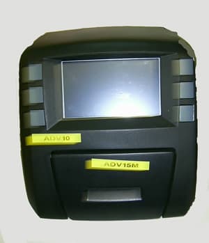 Aparato electrónico para la grabación de tarjetas provistas de banda magnética, chip o RFID, utilizadas en las cerraduras electrónicas para la apertura de la puerta de la habitación en los hoteles, con información personalizada para cada usuario. Dispone de botones, pantalla táctil un microprocesador y memoria.

Se compone de dos conjuntos. La base que incluye la mayoría de los subconjuntos y el modulo grabador/lector, que puede operar con distintas tecnologías (RFID, motorizado chip, magnético o manual de baja coercitividad).

Medidas aproximadas: 29x20x12 cm.