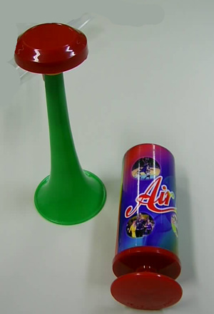 Surtido acondicionado para la venta al por menor compuesto por una bocina “vuvuzela” y una bomba de aire. De forma que puede emitirse sonido directamente soplando con la boca en la “vuvuzela” o roscando la bomba de aire para que sea ésta la que propulse el aire.
