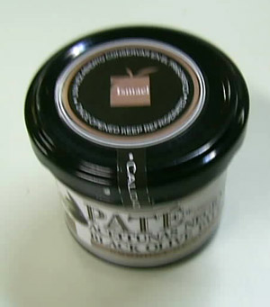 Preparación alimenticia a base de aceitunas negras maceradas con agua y sal. Se presenta en forma de pasta y envasada en recipientes de cristal con tapa de metal y 100 gramos de contenido neto que experimentan un proceso de pasteurización.