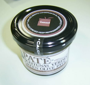Preparación alimenticia a base de aceitunas verdes maceradas con agua, sal e hinojo. Se presenta en forma de pasta, con aceite de oliva virgen extra añadido, en recipientes de cristal con tapa de metal y 100 gramos de contenido neto.