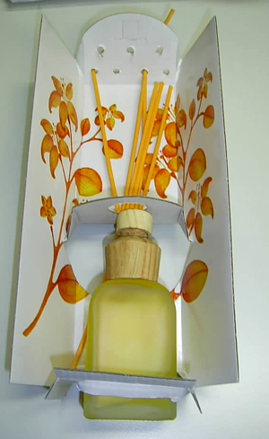 Preparación para perfumar locales en forma de líquido de color amarillo a base de aceites esenciales, esteres, aldehídos etc. Se presenta en envase de vidrio  con tapón de corcho, con 100 mililitros de perfume, acompañado por 7 cañas vegetales y todo ello envasado en una caja de cartón. 
También se puede presentar en formato de 220 mililitros.
