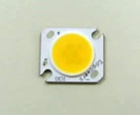 Diodo emisor de luz (LED) constituido por seis semiconductores recubiertos de fósforo y montados sobre una base de substrato cerámico y una placa metálica. El semiconductor es de nitruro de galio (GaN), tiene una potencia de 4 a 6 W y está diseñado para su montaje sobre disipador. Tiene forma rectangular de 16 x 14 mm y 1,7 mm de altura, y se utiliza para fabricar artículos de señalización de emergencia y señalización en túneles.