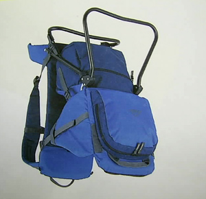 Artículo para transporte de bebes en forma de mochila constituido por un asiento acolchado, una bolsa y una estructura metálica.
El asiento dispone de un compartimento en la parte posterior que se cierra mediante cremallera.
La bolsa está situada debajo del asiento dentro de la estructura metálica.
Está diseñado para llevar a la espalda mediante correas de sujeción.
La capacidad máxima de carga es de 15 kilos y tiene un peso de 1,85 kg.
