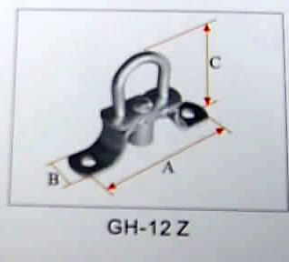 Artículo de uso general consistente en un elemento de sujeción realizado en chapa de acero. Tiene una longitud de 71mm, una anchura de 16 mm y una altura de 46mm. Presenta dos orificios.
Se utiliza en vehículos no automóviles (remolques) para tensar la cuerda del toldo del remolque.