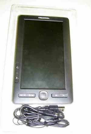 Aparato portátil multifunción que incorpora en una misma carcasa un pantalla LCD (400 x 800 píxeles de resolución) en color de 7 pulgadas de diagonal que no es táctil, una memoria interna de 4 GB, una ranura para tarjetas micro SD (hasta 32 GB de capacidad), una entrada micro USB, un sintonizador de radio FM y un conector para auriculares. Permite la grabación y reproducción de archivos en formatos de: texto (PDF, EPUB, FB2, etc.), audio (MP3, WMA, FLAC, etc.), video (WMV, RM, AVI, etc.) e imagen fija (JPEG, BMP, GIF). Se presenta en una caja de cartón conjuntamente con un cable USB y unos auriculares.