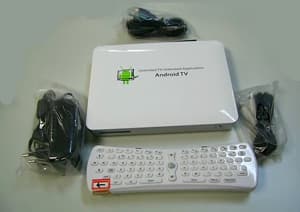 Aparato multifunción destinado a conectarse a un monitor/televisor mediante una interfaz HDMI o CVBS y que también puede conectarse a Internet mediante un dispositivo WIFI o un conector RJ45. Dispone de un procesador, 2 GB de memoria flash, sistema operativo Android 2.3, un conector USB y un lector de tarjetas. Realiza las funciones de comunicación; grabador/reproductor de imagen y sonido (vídeo), de imagen fija y de sonido; y lector de tarjetas. Se presenta para su venta al por menor con un mando a distancia, adaptador de corriente y cable CVBS.