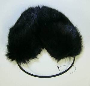 Complemento de vestir consistente en una tira curvada metálica, tipo diadema, revestida de material textil que termina a cada lado en un soporte de plástico forrado de pelo de conejo.
Se utiliza como orejera para protección contra el frio.