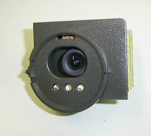 Cámara digital para captar imágenes, que incorpora un dispositivo de acoplamiento de carga (CCD) y una tarjeta electrónica. La cámara no está diseñada para almacenar las imágenes, pero las transmite mediante cables a una unidad interior de un videófono (vídeo portero electrónico). Está diseñada para instalar en la unidad exterior de un videófono.