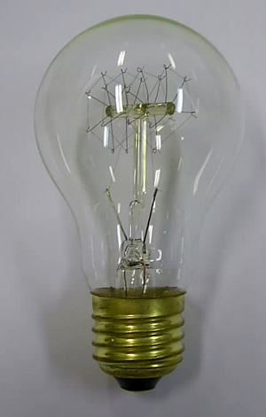 Lámpara de incandescencia constituida por una ampolla de vidrio, un filamento de carbón y un casquillo con rosca tipo Edison E-27, que transforma la energía eléctrica en luz visible. Soporta una tensión de 230 V y una potencia de 40 W, y está calificada con la letra G en la escala de eficiencia energética. Se presenta para su venta al por menor en una caja de cartón.