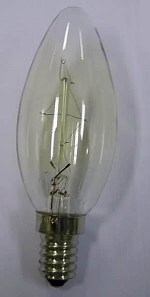 Lámpara de incandescencia constituida por una ampolla de vidrio, un filamento de carbón y un casquillo con rosca tipo Edison E-14, que transforma la energía eléctrica en luz visible. Soporta una tensión de 230 V y una potencia de 25 W, y está calificada con la letra E en la escala de eficiencia energética. Se presenta para su venta al por menor en una caja de cartón.