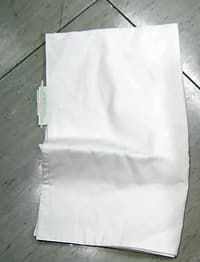 Artículo confeccionado  en tejido de algodón (100%)  con doble costura en todos sus lados menos en un lado que esta deshilachado y sin rematar. La abertura es de 24-25 cm.
Se utiliza  como forro de almohada para sujetar relleno que se incorpora posteriormente y obtener una almohada.
Tiene distintas medidas:
Ancho: Desde 40 cm  hasta 80 cm.
Largo: Desde 60cm hasta 80 cm.
La etiqueta va cosida en el lado derecho a 10 cm de la esquina inferior derecha. Lleva en su delantero la marca y  en la parte trasera la serie.