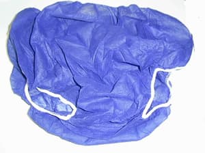 Ropa interior confeccionada con tela sin tejer, hecha con fibras sintéticas (polipropileno). Con elástico en la cintura para adaptar. Un solo uso.
Se presenta para su venta al público en varios colores y en  cajas de 500 unidades, cada caja contiene 5 o 10  paquetes y cada unidad esta embolsada individualmente.